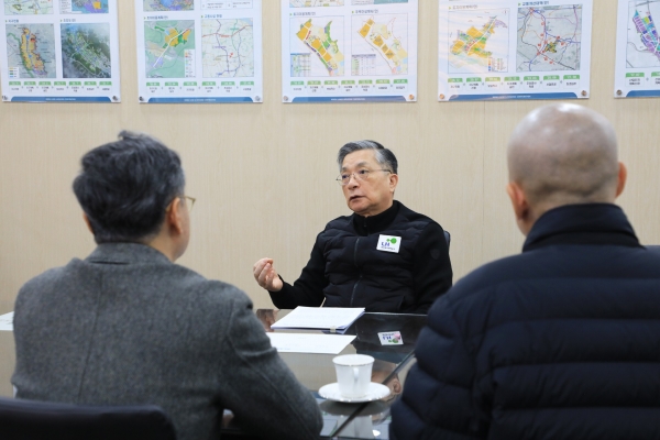 △이한준 LH사장이 광명시흥 사업 추진 일정을 최대한 앞당길 것을 주문하고 있다./사진제공=LH