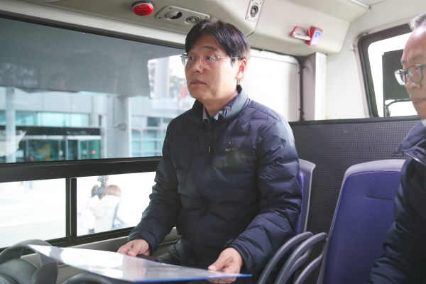 △김형렬 행복청장이 28일 행복도시와 청주국제공항을 잇는 광역 BRT(B3)에 탑승해 BRT 노선 현황, 환승요금체계, 환승편의시설 등을 점검하고 있다./사진제공=행복청