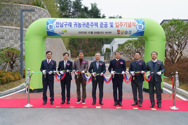 △이한준 LH 사장(가운데), 김순호 구례군수(오른쪽 세 번째), 김홍대 DL이앤씨 건축영업실장(오른쪽 두 번째) 등 관계자들이 기념촬영을 하고 있다./사진제공=LH