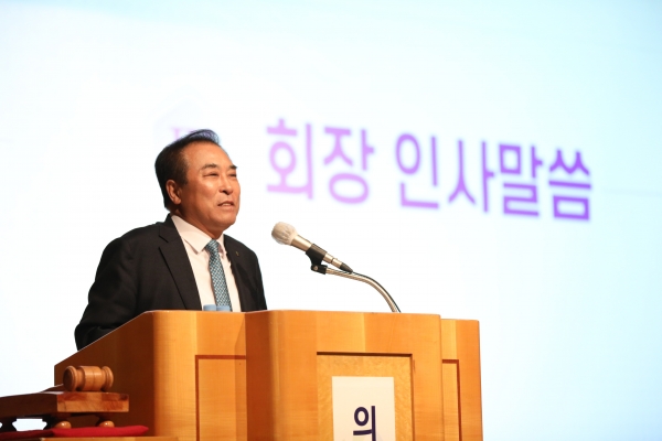 윤학수 중앙회장이 인사말을 하고 있다. 윤 회장은 "다가오는 2024년에도 건설 생산구조 합리화, 중대재해처벌법, 노동·하도급 문제 등 현안들을 해결해 전문건설인의 진정한 권익을 찾는 새로운 전환점을 만들어내자"고 강조했다./사진제공=대한전문건설협회