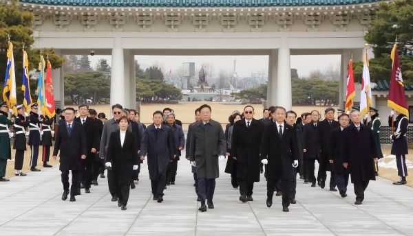 △한국건설기술인협회 윤영구 회장 등 주요 인사들이 서울현충원을 찾아 참배했다./제공=한국건설기술인협회