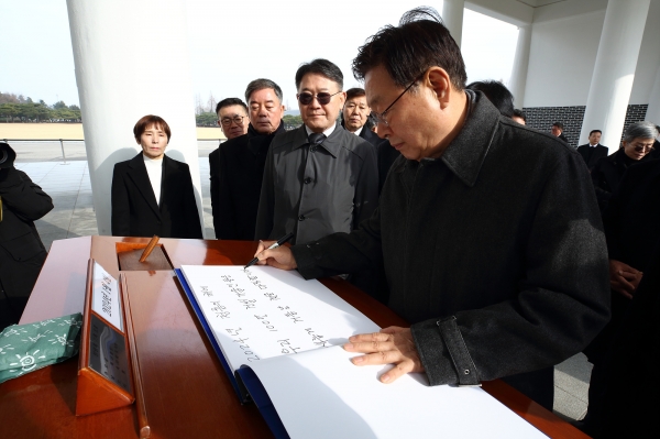 △윤영구 회장이 참배 후 방명록을 작성하고 있다./제공=한국건설기술인협회