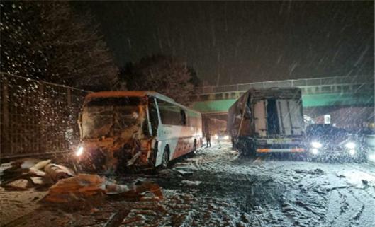 △지난 2023년 12월 21일 발생한 서해안고속도로 당진나들목 부근 교통사고/사진=한국도로공사