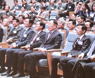 △건설단체장들 및 참석자들 박상우 장관 축사를 경청하고 있다. 사진 앞줄 오른쪽에서 2번째 김상수 건단연 회장/제공=대한건설협회