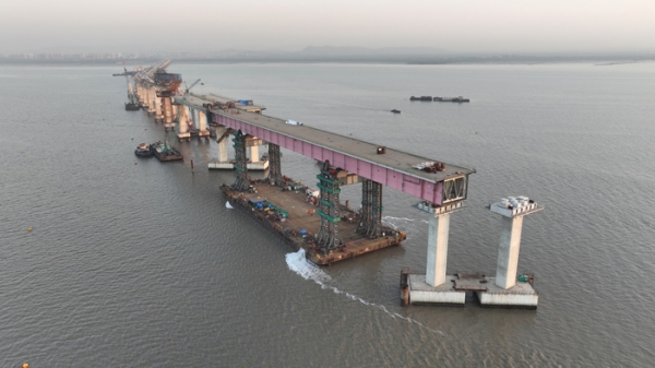 △뭄바이 교량현장 최대 난코스 180m 강교(Steel Bridge, 약 2,300톤) 설치/사진제공=대우건설