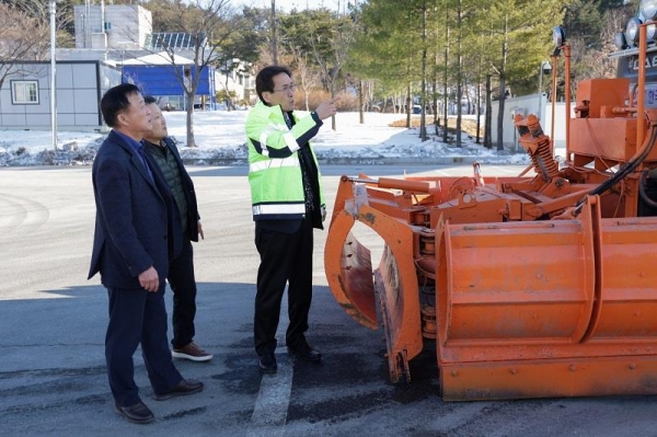 △사진 왼쪽에서 3번째 함진규 한국도로공사 사장이 강릉지사를 방문해 제설상황을 점검하고 있다./제공=한국도로공사