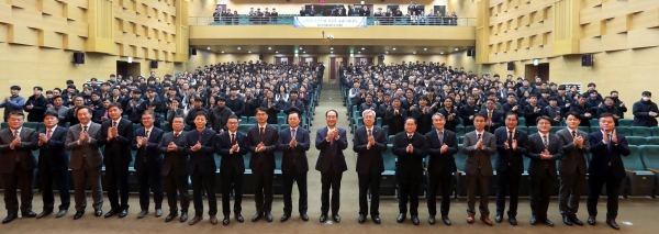 △이성해 이사장(앞줄 오른쪽 9번째)이 공단 임직원들과 함께 기념촬영을 하고 있다./제공=국가철도공단