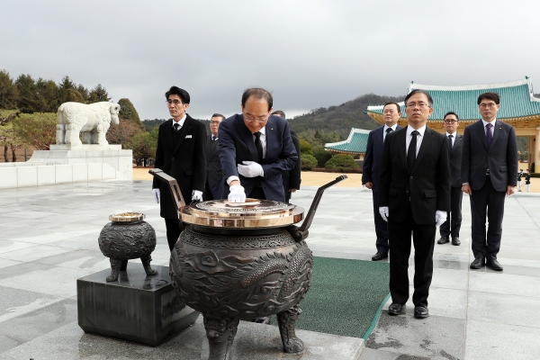 △이성해 국가철도공단 이사장(왼쪽 2번째)이 19일 대전 현충원에서 참배하고 있다./제공=국가철도공단