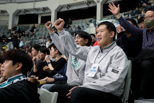 △허윤홍 대표(사진 두번째줄 오른쪽 첫번째)가 21일 퇴근 후 임직원들과 배구경기관람을 함께하고 있는 사진/제공=GS건설 제공