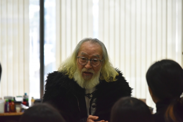 △강형구 화백이 행사에 참석한 청소년들에게 설명을 하고 있다./제공=건설공제조합