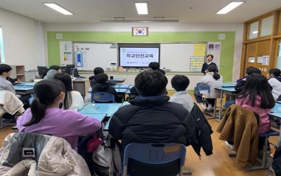 △경남 창원시 봉덕초등학교에서 안전교육이 실시중인 모습/제공=국토안전관리원