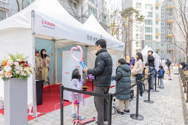 고덕 센트럴 아이파크에서 열린 아이파크 홈커밍데이 행사에서 입주민들이 인생네컷 서비스를 이용하고 있다./사진=HDC현대산업개발