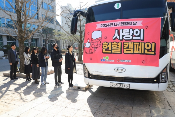 LH 직원들이 ‘LH 헌혈의날’을 맞아 헌혈을 하기 위해 차례를 기다리고 있다./사진=LH