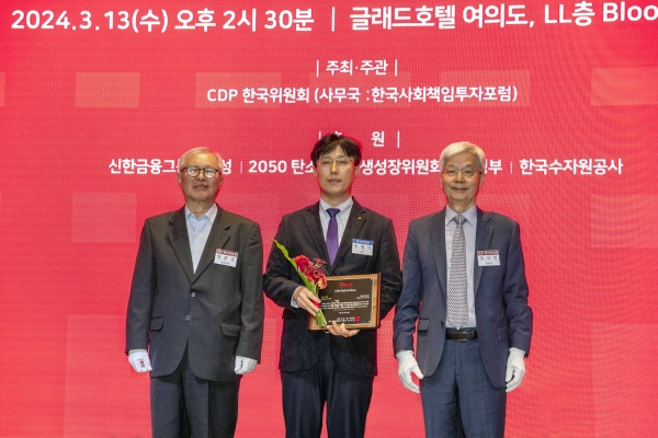 ‘2023 CDP 코리아 어워드’ 시상식에서 추영기 현대건설 안전사업지원실장(가운데)이 CDP 한국위원회 주요 관계자들과 기념사진을 촬영하고 있다./사진=현대건설