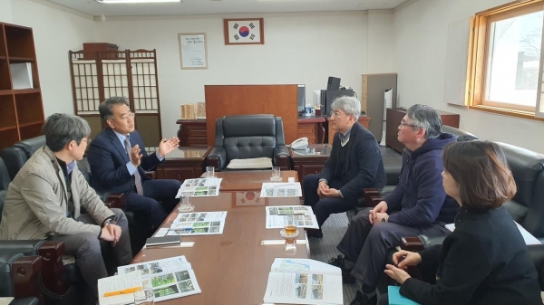 사진 왼쪽에서 2번째 최형욱 시설사업국장이 국립민속박물관을 방문, 국립민속박물관 이전 관련 협력사항을 설명하고 있다./제공=행복청