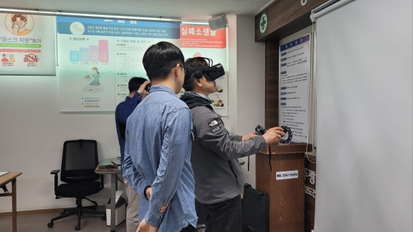 건설현장 가상현실(VR) 체험 교육중인 모습/제공= 국토안전관리원