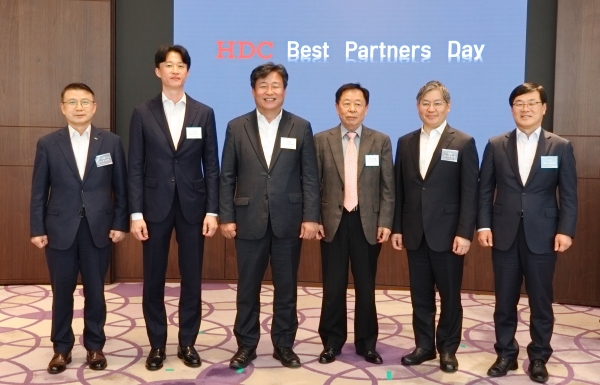 사진 왼쪽부터 조태제 HDC현대산업개발 대표이사, 정규진 야림건설 대표이사, 정재문 신보 대표이사, 오세영 원산건설 대표이사, 최익훈 HDC현대산업개발 대표이사, 김회언 HDC현대산업개발 대표이사/제공= HDC현대산업개발
