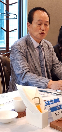 송명기 회장이 기자간담회에서 모두발언을 하고 있다./사진= 오마이건설뉴스