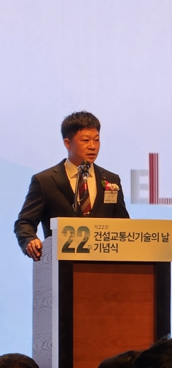 박철 회장이 기념사에서 “최대 15년, 평균 11년인 보호기간도 특허와 같이 20년으로 확대해야 한다”는 대목에서 얼굴이 붉어졌다./사진= 오마이건설뉴스