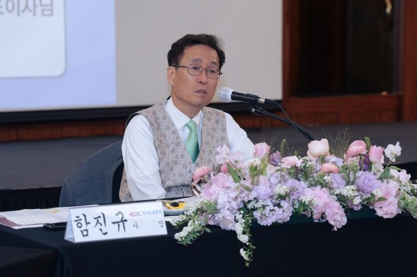 함진규 한국도로공사 사장이 고속도로 설계참여사와 소통하고 있다./제공= 한국도로공사