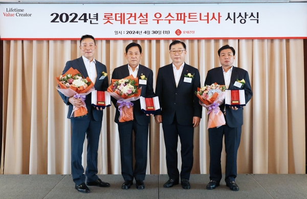 왼쪽에서 3번째 박현철 롯데건설 부회장과 2024년 우수 파트너사 대상(大賞)으로 선정된 최영복 올레건설 대표(왼쪽에서 1번째)와 노석순 원영건업 대표(왼쪽에서 2번째)와 조기현 피스코이엔씨 대표(왼쪽에서 4번째)가 기념 촬영을 하고 있다./제공= 롯데건설