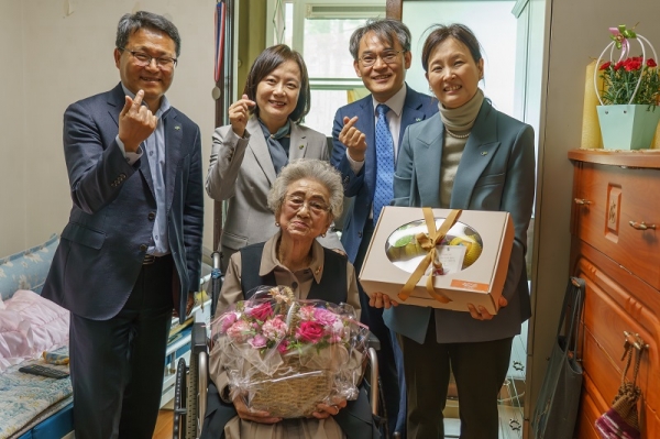 어버이날을 맞아 LH임직원들이 LH 임대주택 어르신께 카네이션 및 건강 기원 물품을 전달하고 기념촬영을 하고 있다./사진= LH