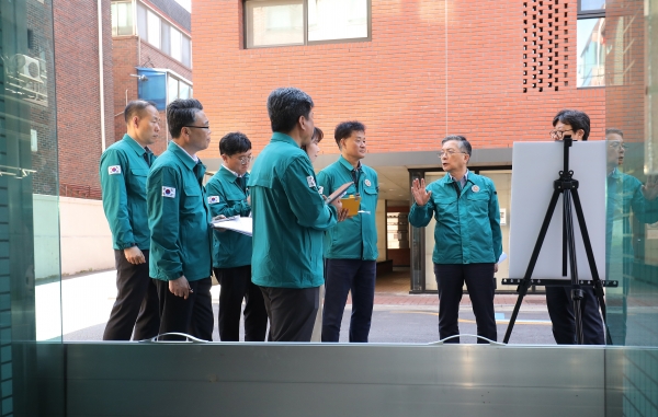 차수판 너머로 이한준 LH사장(오른쪽 2번째)과 관계자들이 반지하 가구에 대해 특별안전점검을 하고 있다./제공= LH
