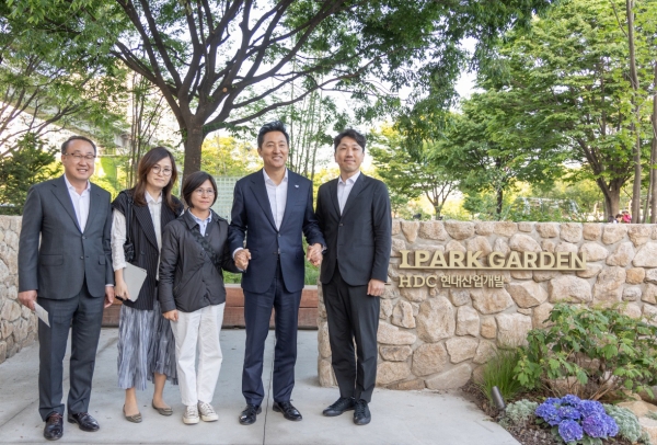 사진 왼쪽부터 신왕섭 HDC현대산업개발 실장, 이현경 HDC현대산업개발 조경팀 매니저, 이주은 정원작가, 오세훈 서울시장, 권상민 HDC현대산업개발 조경팀장/사진= HDC현대산업개발