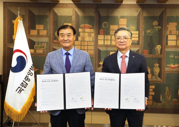 지난 17일 LH와 대회조직위원회의 선수촌 조성 기본협약 체결식에서 강창희 조직위원장(왼쪽)과 이한준 LH사장(오른쪽)이 협약 기념사진을 촬영하고 있다./사진= LH