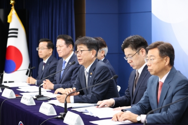 박상우 장관이 브리핑하고 있다./사진= 국토부