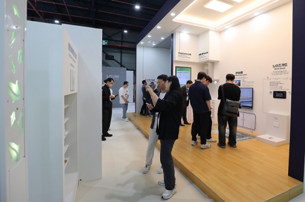 ‘2024 대한민국 기계설비전시회’ ‘LH 설비기술 특별관’에서 방문객들이 전시 현장을 둘러보고 있다./제공=LH