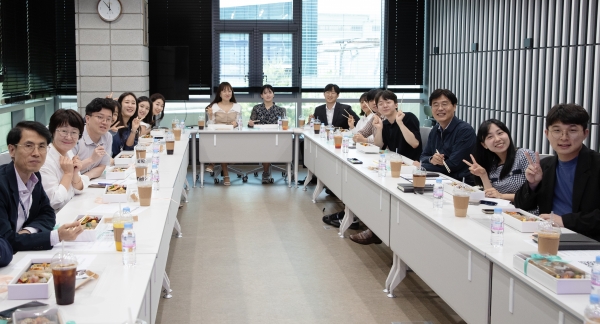사진 오른쪽 앞에서 3번째 김형렬 행복청장이 행복청 정부혁신 어벤져스 플러스 브라운백 미팅에 참석해 멤버들과 소통하고 있다./사진= 행복청