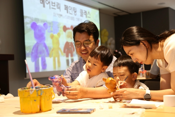 지난 26일 DL이앤씨 패밀리데이에 참석한 직원 가족들이 ‘베어브릭 인형 만들기’를 체험하고 있다./사진= DL이앤씨