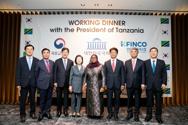 사진 왼쪽부터 삼성물산 지형근 부사장, 신홍균 K-FINCO 운영위원장, 권성동 의원, 이은재 K-FINCO 이사장, 사미아 술루후 하산 탄자니아 대통령, 박상우 국토교통부 장관, 정원주 대우건설 회장, 윤영준 현대건설 사장/사진= K-FINCO