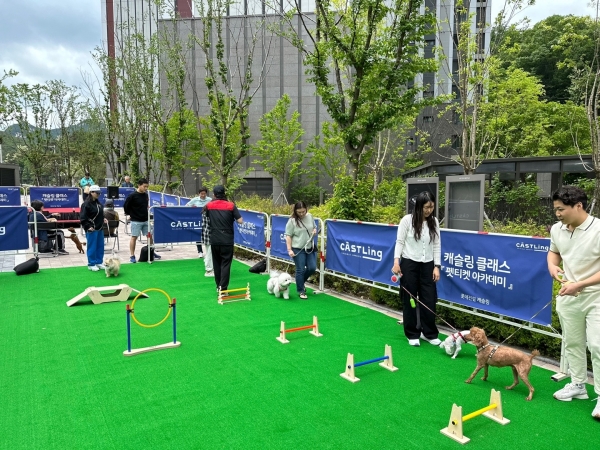 의정부 롯데캐슬 골드포레 단지에서 입주민들이 캐슬링 펫티켓 클래스 행사에 참여하고 있다./사진= 롯데건설