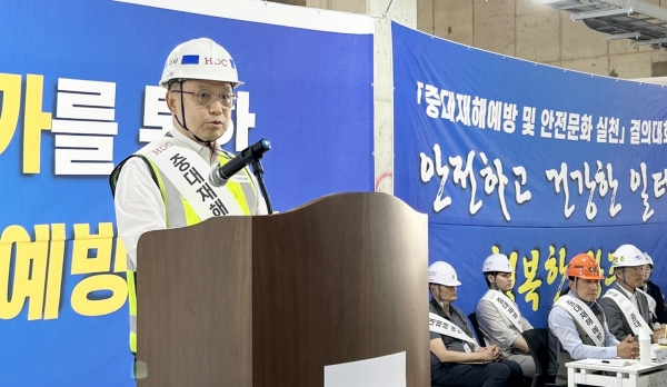 HDC현대산업개발은 4일, 광주 A1현장에서 안전문화 실천 릴레인 캠페인 개회식을 진행했다. 사진 왼쪽 조태제 HDC현대산업개발 CSO/사진= HDC현대산업개발