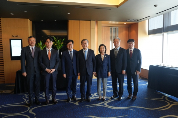 사진 오른쪽 3번째 이은재 K-FINCO 전문건설공제조합 이사장, 4번째 김황식 전 국무총리/사진= K-FINCO