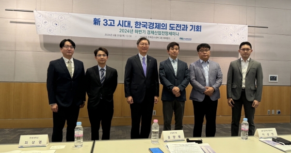 발표자 단체사진. 사진 왼똑 이은형 연구위원.