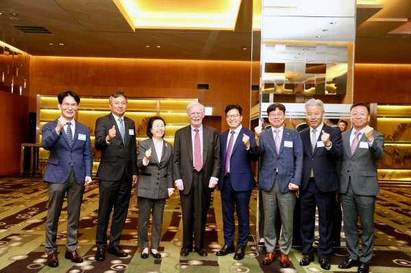 이은재 K-FINCO 전문건설공제조합 이사장(왼쪽 3번째), 존 볼턴 전 백악관 국가안보보좌관(왼쪽 4번째), K-FINCO 임직원이 25일 ‘건설경영CEO과정’ 2기 특별강연 기념촬영을 하고 있다./제공=K-FINCO