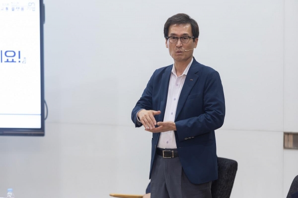 함진규 사장이 미래세대 직원의 질문을 받고 답변하고 있다./사진=한국도로공사