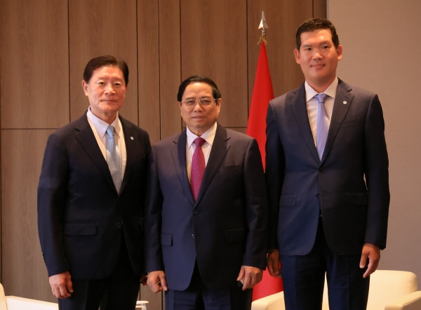 3일 서울 소공동 롯데호텔에서 베트남 총리와 GS건설 최고경영진이 면담을 갖고, 팜 민 찐 베트남 총리(사진 가운데)와 GS건설 허윤홍 대표이사(오른쪽), 허명수 고문(왼쪽)이 기념촬영을 하고 있다./사진=GS건설