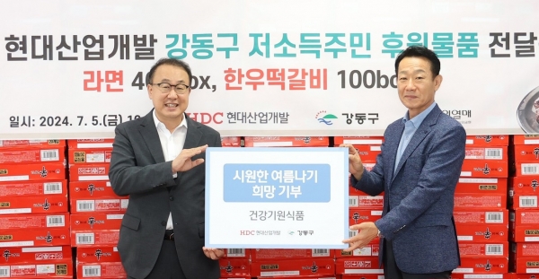 사진 왼쪽부터 신왕섭 HDC현대산업개발 실장, 손완현 강동구청 복지가족국장/사진=HDC현대산업개발