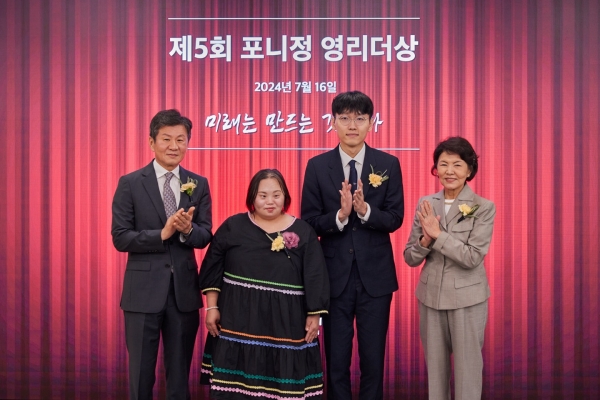 사진 왼쪽부터 정몽규 포니정재단 이사장, 정은혜 작가, 신진서 9단, 故 정세영 HDC그룹(前 현대산업개발) 명예회장의 부인 박영자 여사/사진=포니정재단
