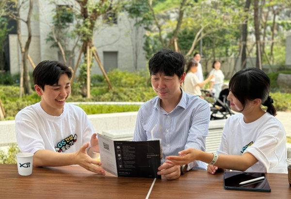 경기도 광주시에 들어서는 자이(Xi) 아파트 입주자 사전 방문 행사에 참석한 GS건설 24년 7월 입사한 신입사원들이 입주 예정 고객의 목소리를 경청하고 있는 사진/사진제공=GS건설