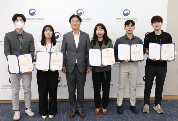 사진 왼쪽에서 3번째 김형렬 행복청장이 적극행정 우수공무원(5명) 수상자들에게 상장을 수여하고 기념촬영을 하고 있다./사진=행복청