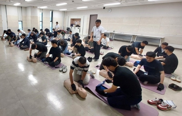 DL이앤씨 안전관리자들이 경기 화성 YBM연수원에서 대한심폐소생협회 CPR 수료증 취득을 위해 실습 교육을 받고 있다./사진제공=DL이앤씨