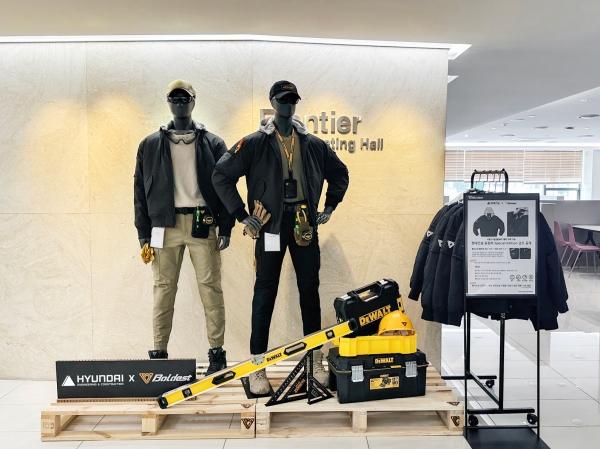 현대건설이 최근 워크웨어 브랜드 ‘볼디스트(BOLDEST)’와 협업해 임직원 전용 굿즈로 선보인 ‘MA-1 패딩 점퍼’의 사내 전시 이미지/제공=현대건설