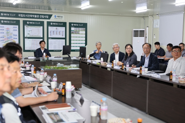 사진 가운데 테이블 김형렬 행복청장이 취임 1주년을 맞아 도시건축박물관 건설현장에서 공사 추진현황을 점검하고 있다./사진=행복청