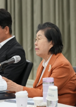 이은재 이사장이 26일 서울 동작구 전문건설회관에서 열린 긴급 경영회의에서 모두발언을 하고 있다./사진=K-FINCO