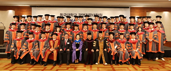 K-FINCO 전문건설공제조합-동국대 ‘건설경영CEO과정’ 2기 수료식 단체사진/제공= K-FINCO